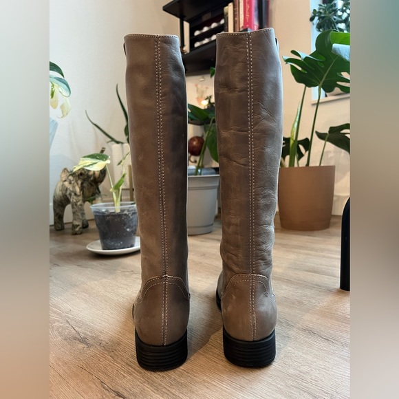 Boots - Picture 4 of 5